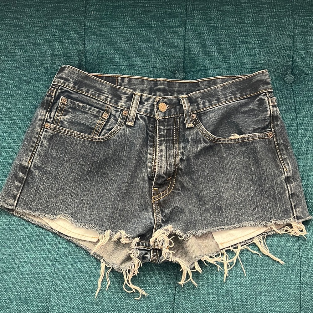 Super cute Levi Jean shorts -dark wash